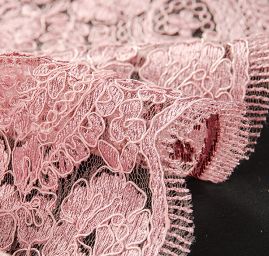 Krajka efektní výšivka na tylu starorůžová