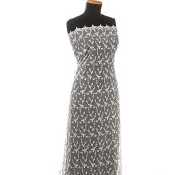 Krajka plastická výšivka na tylu bílá