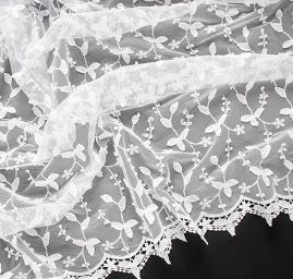 Krajka plastická výšivka na tylu bílá