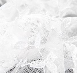 Krajka plastická výšivka na tylu bílá