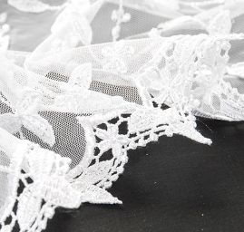 Krajka plastická výšivka na tylu bílá