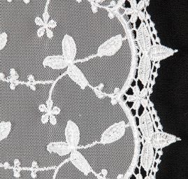 Krajka plastická výšivka na tylu bílá