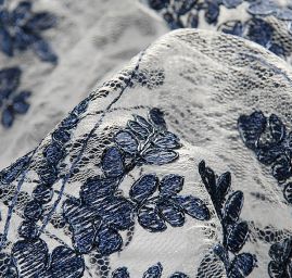 Krajka efektní lurexová výšivka tm.modrá/bílá