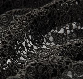 Efektní hrubá kajka jemný květinový motiv černá