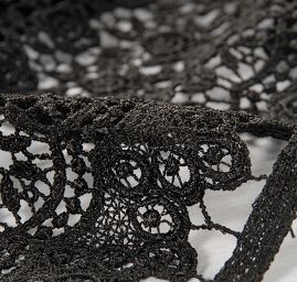 Efektní hrubá kajka jemný květinový motiv černá