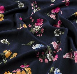 Viskozová šatová látka tisk květin tm.modrá