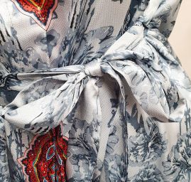 Imitace hedvábí krajkový květinový vzor šedý