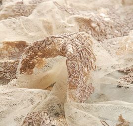 Krajka na vzorovém tylu květy béžovopudrová