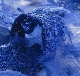 Krajka na hladkém tylu květy nivea modré