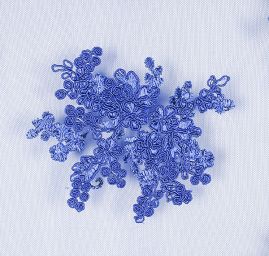 Krajka na hladkém tylu květy nivea modré