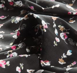 Viskozová šatová látka romantické květy černá