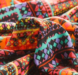 Viskozová šatová látka etno vzor fialovorůžová