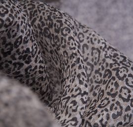 Šifon plisé zvířecí motiv černobéžová