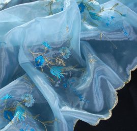 Efektní vyšívaná organza  motiv květy světlý tyrkys