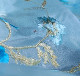 Efektní vyšívaná organza  motiv květy světlý tyrkys