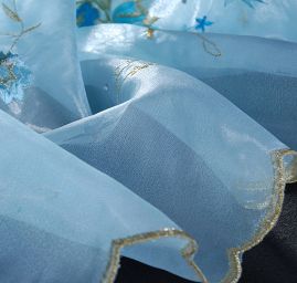 Efektní vyšívaná organza  motiv květy světlý tyrkys