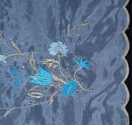 Efektní vyšívaná organza  motiv květy světlý tyrkys