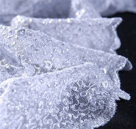 Krajka výšivka na tylu stříbrné barvy