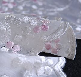 Organza s bordurovou výšivkou smetanová