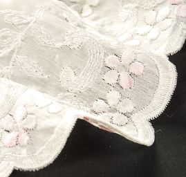 Organza s bordurovou výšivkou smetanová