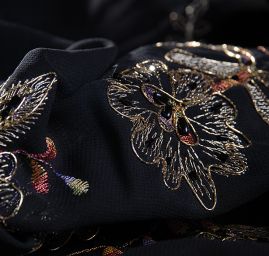 Efektní vyšívaný šifón v černé barvě