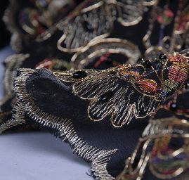 Efektní vyšívaný šifón v černé barvě