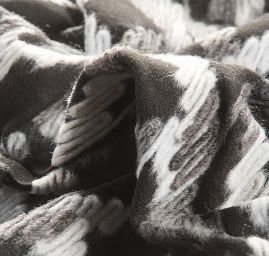 Flauš směs s vetkanou aplikací geometrický vzor