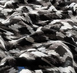 Flauš směs s vetkanou aplikací geometrický vzor