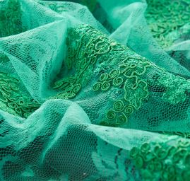 Krajka na vzorovém tylu květy sytě zelená