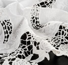 Bavlněné plátno s bordurovou výšivkou rišelie a krajkou bílá