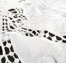 Bavlněné plátno s bordurovou výšivkou rišelie a krajkou bílá