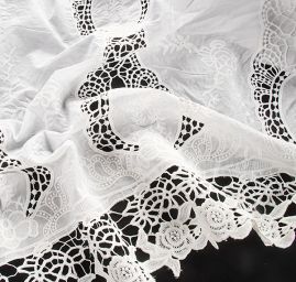 Bavlněné plátno s bordurovou výšivkou rišelie a krajkou bílá