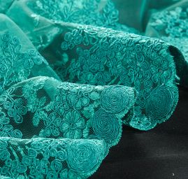 Krajka na hladkém tylu květy smaragdově zelená