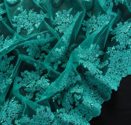 Krajka na hladkém tylu květy smaragdově zelená