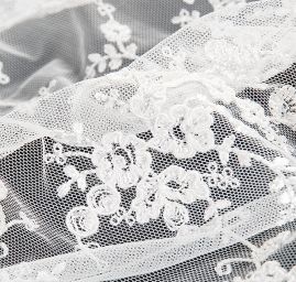 Krajka výšivka na tylu květinová smetanová