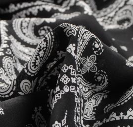 Viskozová šatová látka paisley vzor bílá/černá