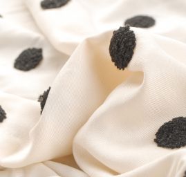 Viskozová letní látka s výšivkou puntíků bílá černá