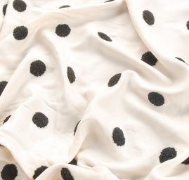 Viskozová letní látka s výšivkou puntíků bílá černá