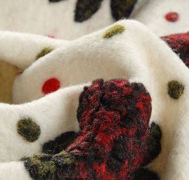 Vařená vlna Art Fbrics vzor růží a puntíků bílá