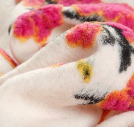 Art textil vařená vlna vzor květů višně slonová kost