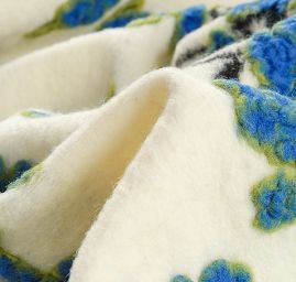 Art textil vařená vlna vzor květů višně smetanová