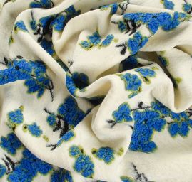 Art textil vařená vlna vzor květů višně smetanová