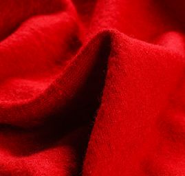 Vařená vlna tmavší červené barvy