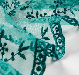 Krajka tylová drobná výšivka smaragdová