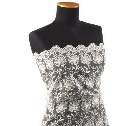 Krajka výšivka květů na tylu krémová