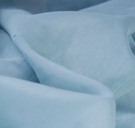 Jemný hedvábný organtýn azurové barvy