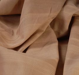 Jemná látka s žakárovým vzorem oříšková