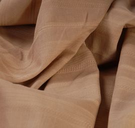 Jemná látka s žakárovým vzorem oříšková