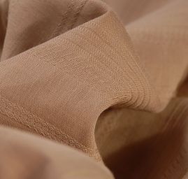 Jemná látka s žakárovým vzorem oříšková