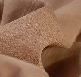 Jemná látka s žakárovým vzorem oříšková